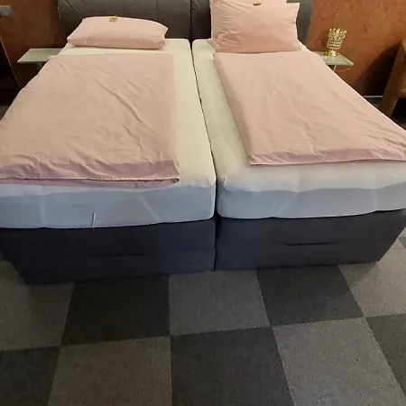 מלון Am Hallenbad Garni