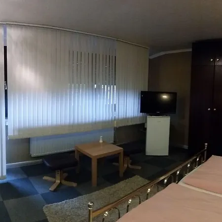 Am Hallenbad Garni מלון